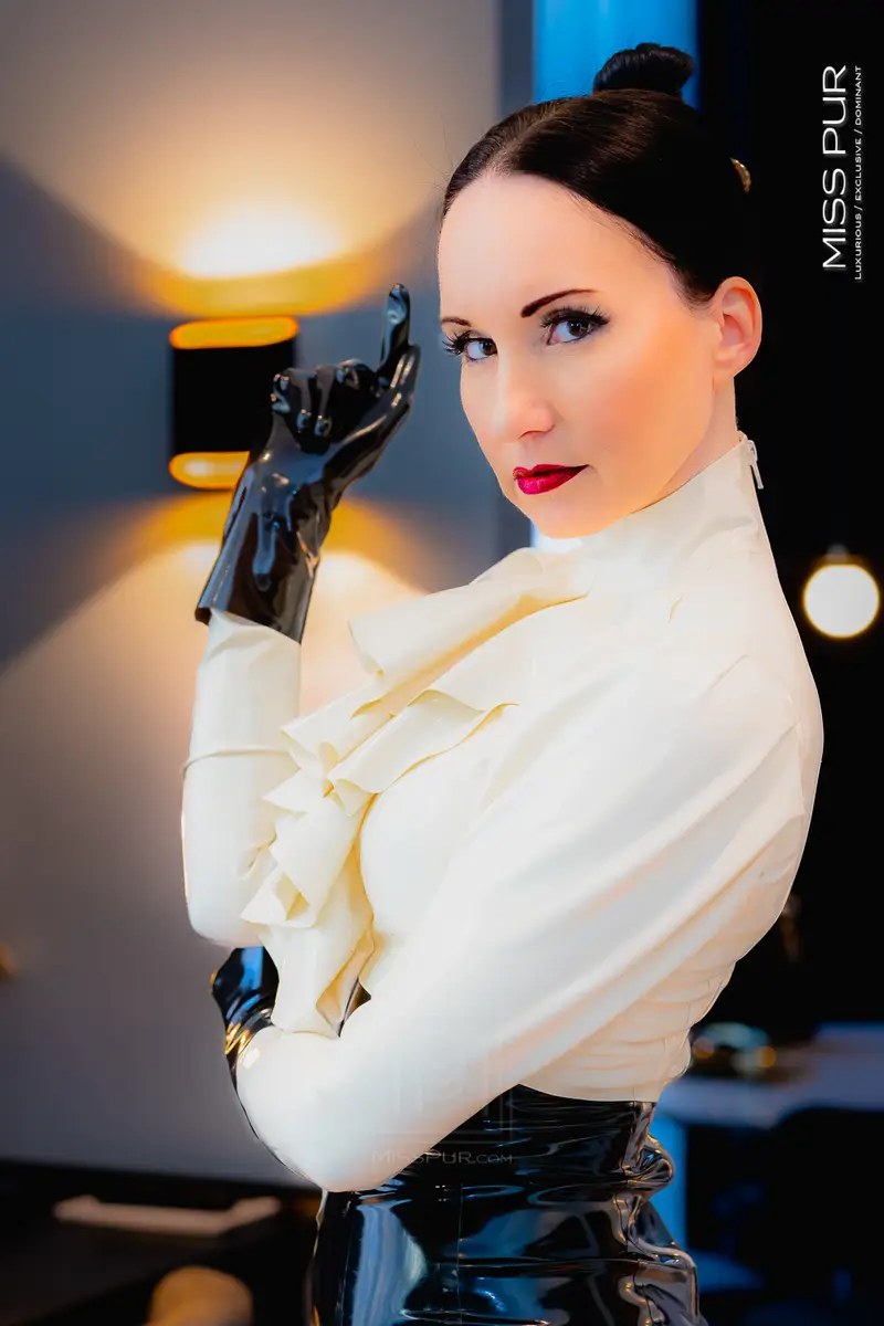 Latex – Goddess – Bereit für deine Aufgaben