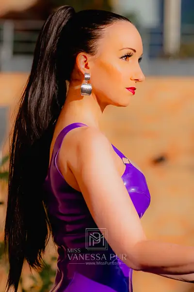Vanessa Pur im violetten Latex-Dress