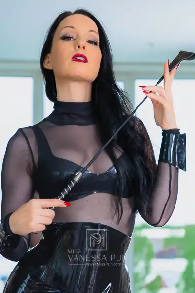 Vanessa Pur dominant mit Gerte in transparentem Top