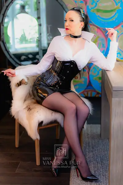 Vanessa Pur elegant in Bluse, Lack-Corsage und Stockings